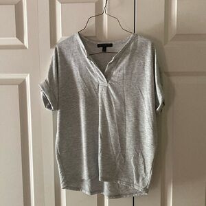 Banana Republic women’s cuffed short sleeve v-neck top XS light gray casual top
